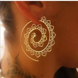 Fashionista21 Jewelry - New with Box Boutique Gold tone Spiral Earrings Fashionista21 Jewelry - New with Box Boutique Gold tone Spiral Earrings
